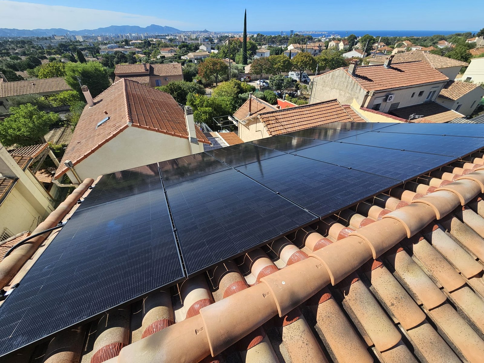 Installation photovoltaïque résidentielle terminée sur toiture en tuiles